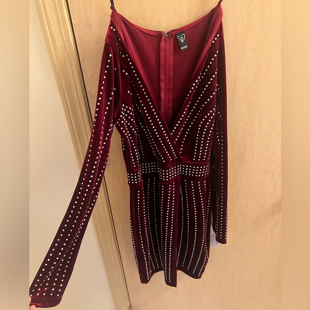 Windsor dress. Size Small. Color: Burgundy. Velvet material.